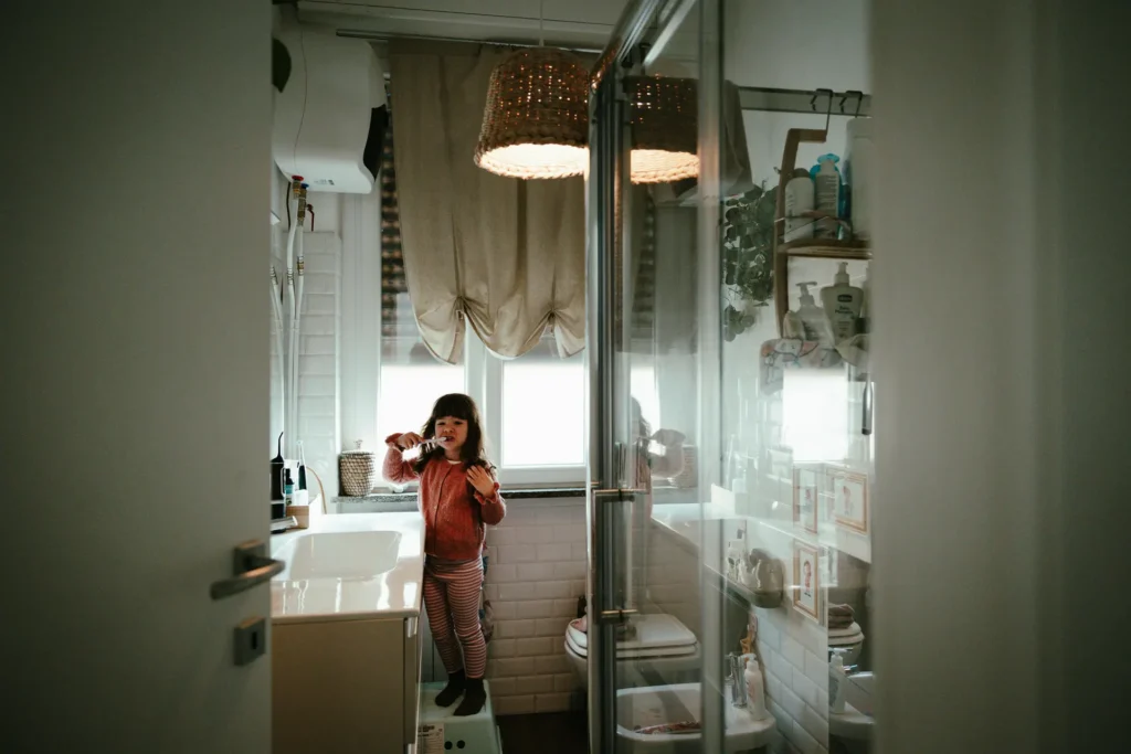 familyph6287114 bambina che lava i denti in casa, fotografata da una fotografa a domicilio