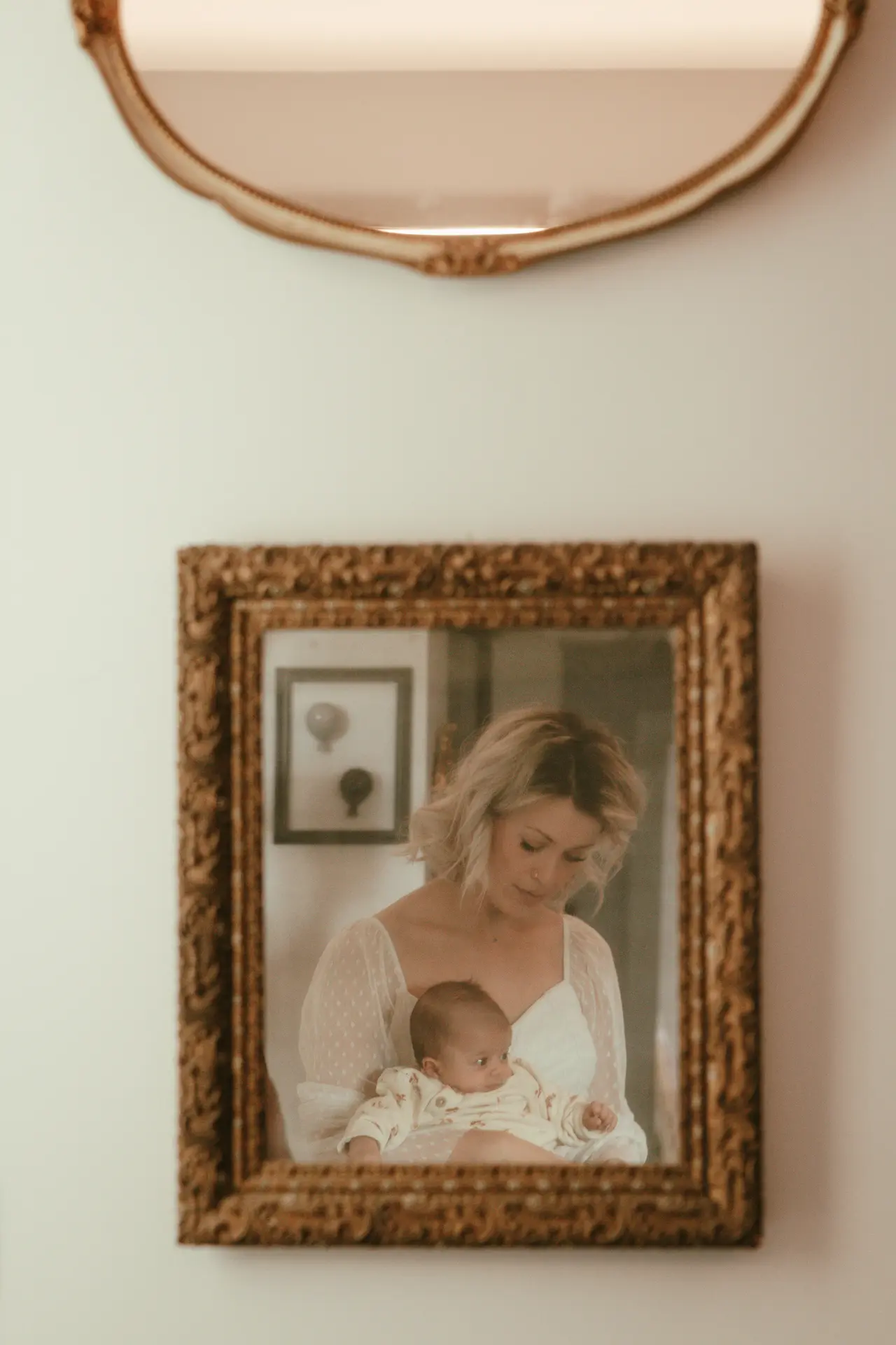 mamma con figlio riflessi nello specchio