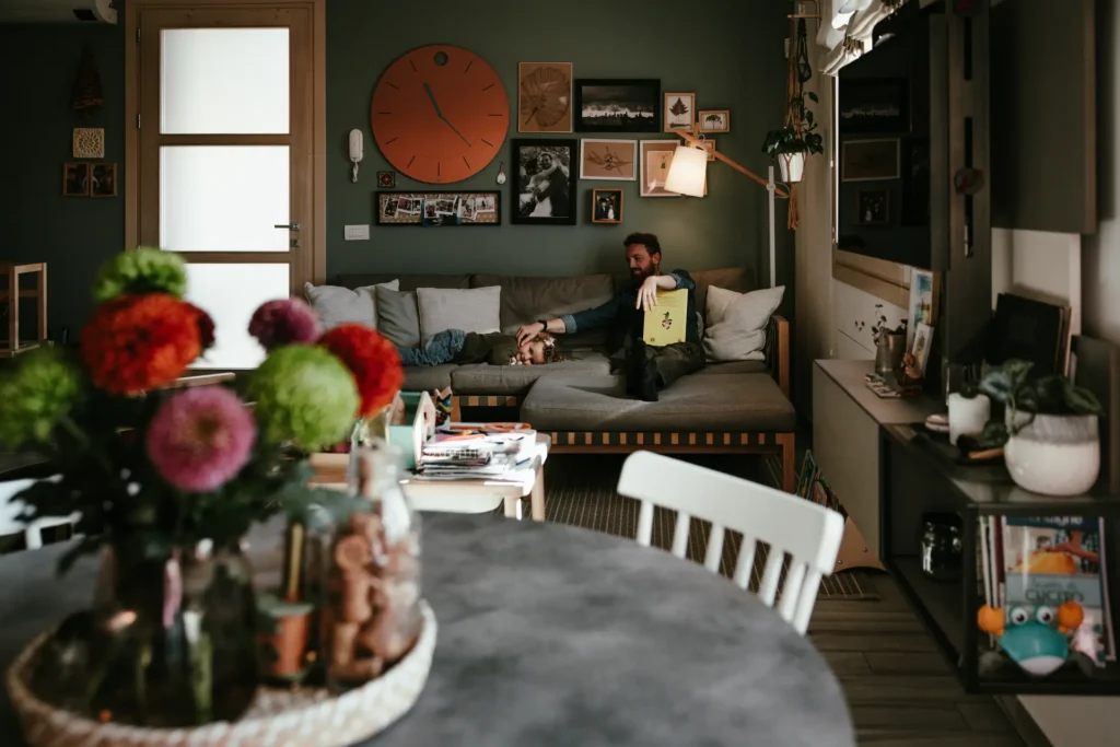 famiglia-featured Padre e figlia che leggono un libro sul divano in un salotto accogliente – Fotografia lifestyle di Sara Mellerio Famiglia