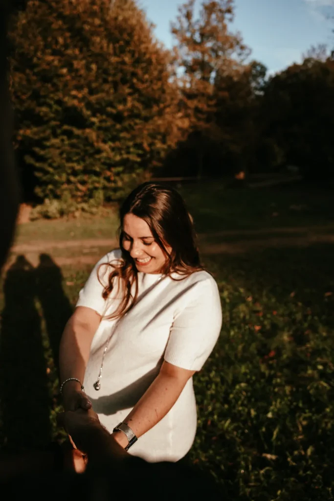 maternity-03-26-4 Primo piano di una donna incinta che sorride spontaneamente, ritratto di maternità naturale di Sara Mellerio.