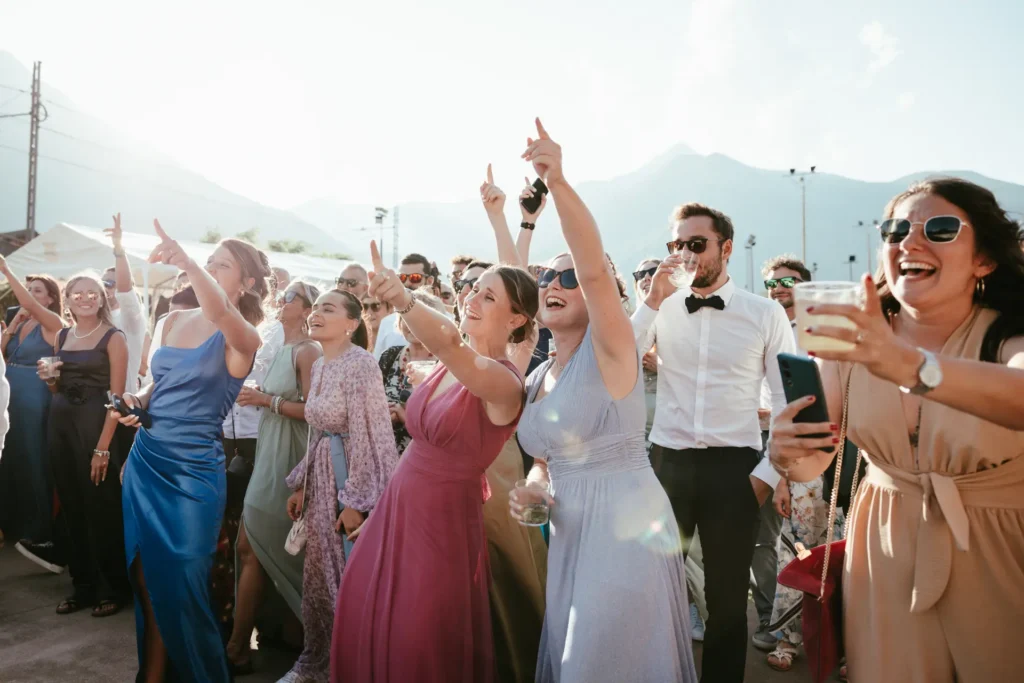 matrimoni-03-26-10 Invitati al matrimonio che indicano il cielo e festeggiano con drink in mano, reportage di nozze di Sara Mellerio.