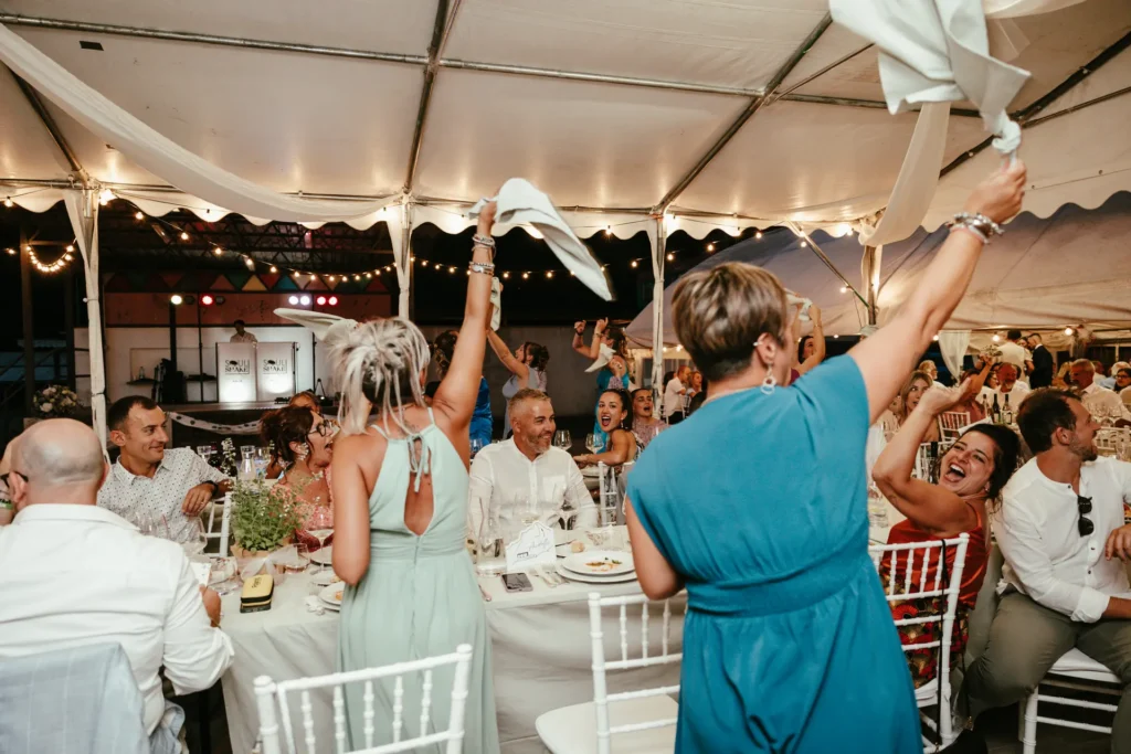 matrimoni-03-26-14 Tradizionale sventolio dei tovaglioli durante il banchetto di nozze in tensostruttura, catturato da Sara Mellerio.