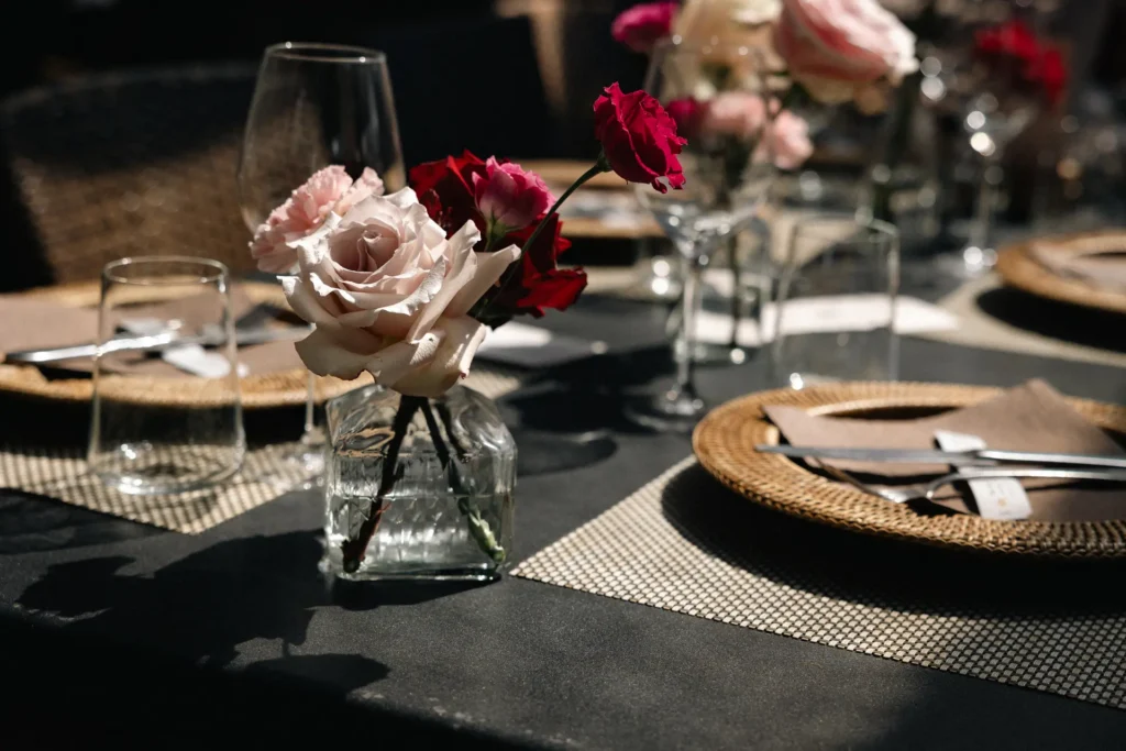 matrimoni-03-26-4 Dettaglio centrotavola con rose rosa e rosse in un vaso di vetro, fotografia di dettagli per matrimoni di Sara Mellerio.
