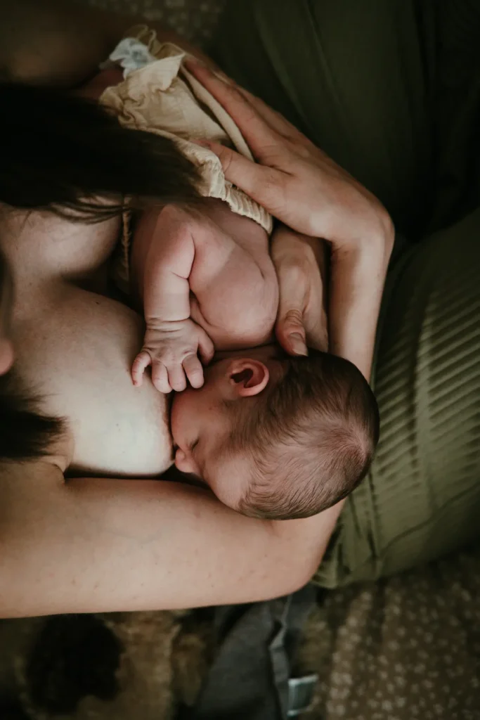 newborn-featured Primo piano del momento dell'allattamento tra madre e neonato – Fotografia newborn artistica di Sara Mellerio