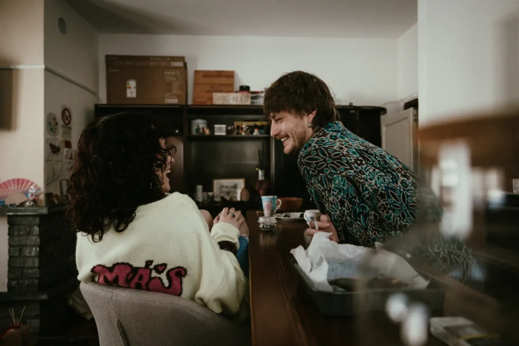 saramellerioph659117 coppia in casa che si guarda e sorride