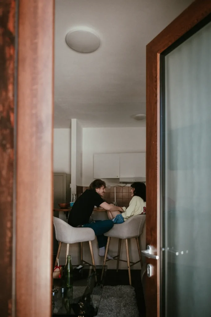 saramellerioph661823 coppia vista attraverso la porta d'ingresso