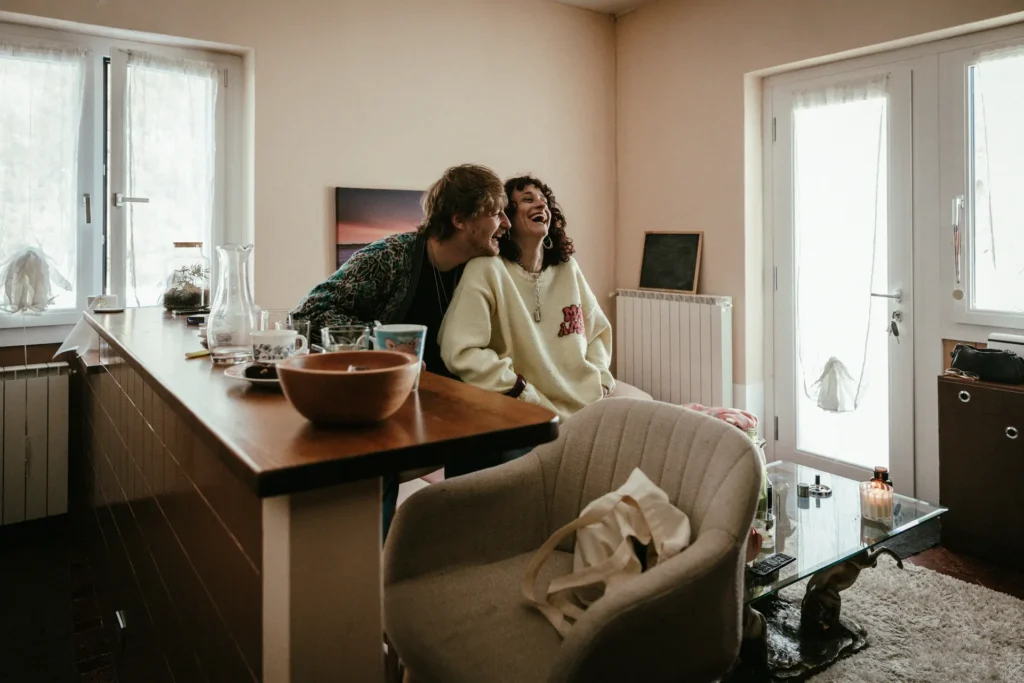 saramellerioph670853 coppia di amanti che sorridono a casa mentre si abbracciano