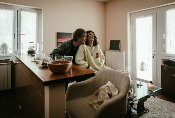 coppia di amanti che sorridono a casa mentre si abbracciano